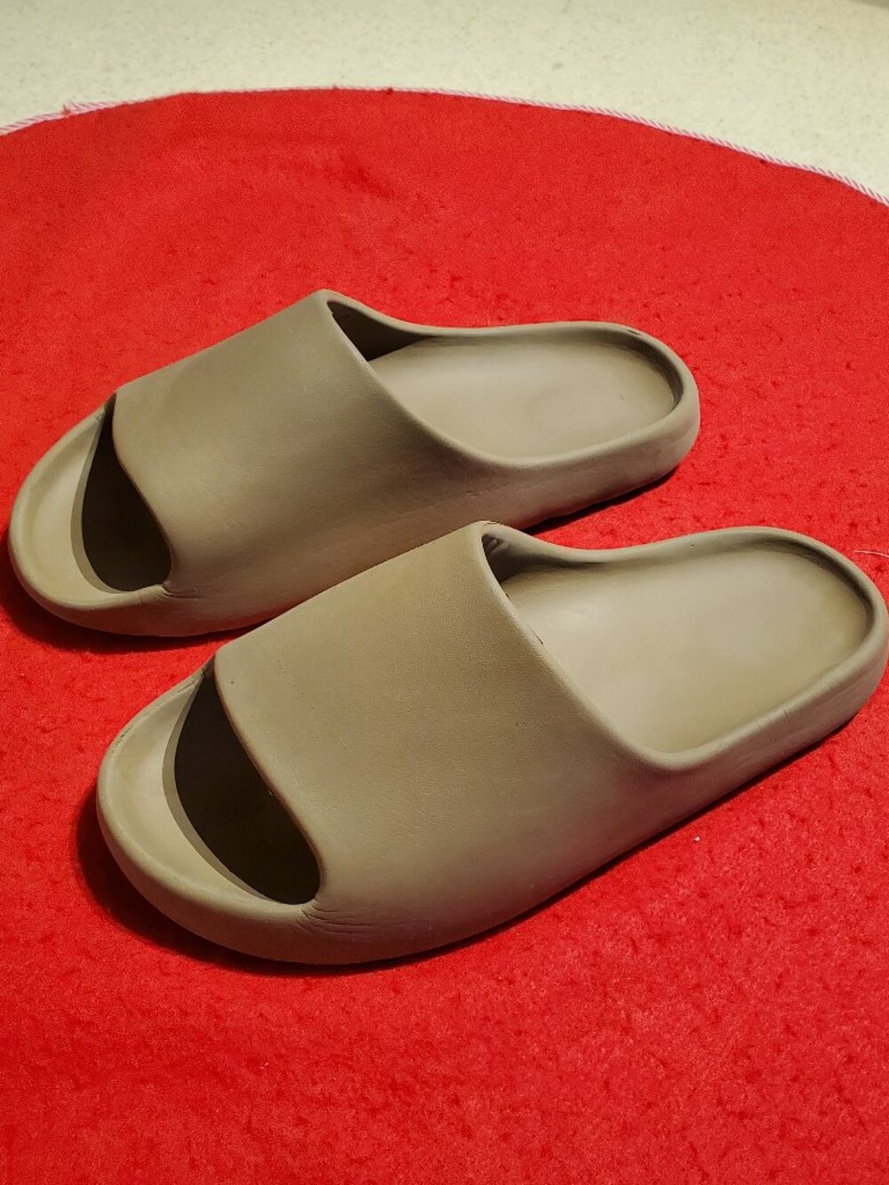 Men's - Tan Deluxe Thick Super Soft Sandals Flip Flops- Size 11 - Save $